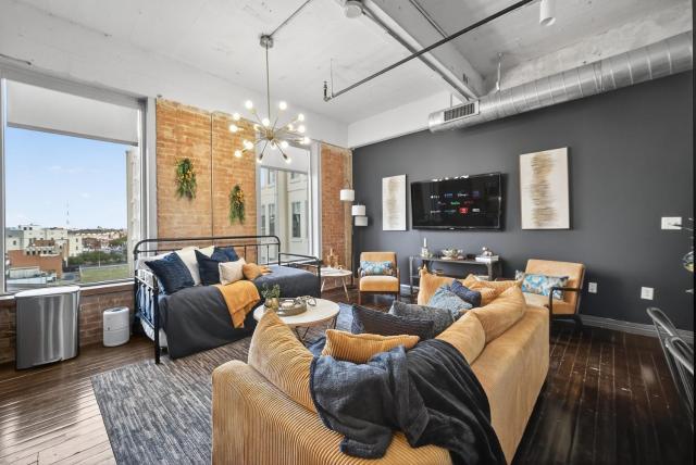 Upscale Urban Loft, Free Parking, Pool & Gym