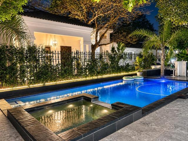 Vale Boutique 11 bdr Villa with Outdoor Cinema, 2 Jacuzzis & banquet Hall