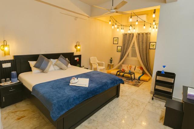 Hidden Gem - Romantic 1BHK, Full Full Furnished with Canopy lights, AC, WiFi and Smart TV
