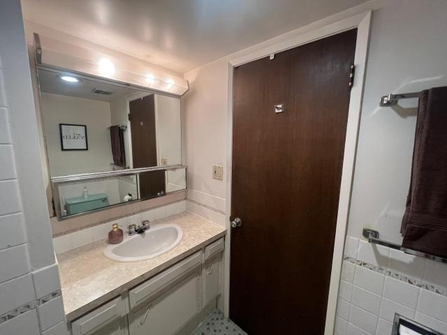 Beautiful Stanley Park Suite
