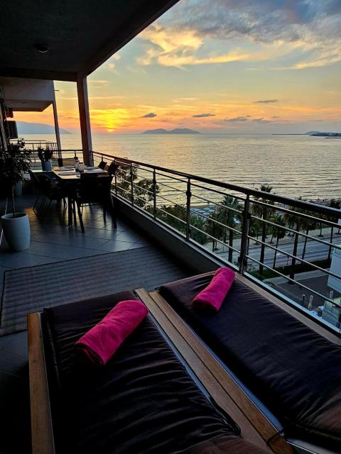Splendid sea view, great location!