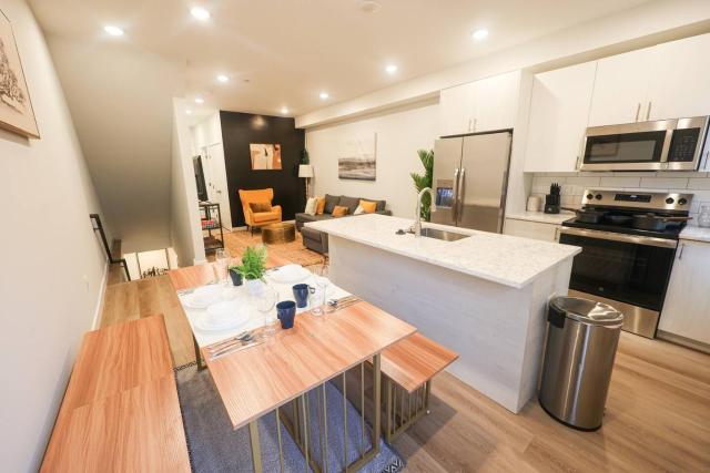 3Bdrm3Bath - Sleeps 10, WD, Wifi, Backyard, New