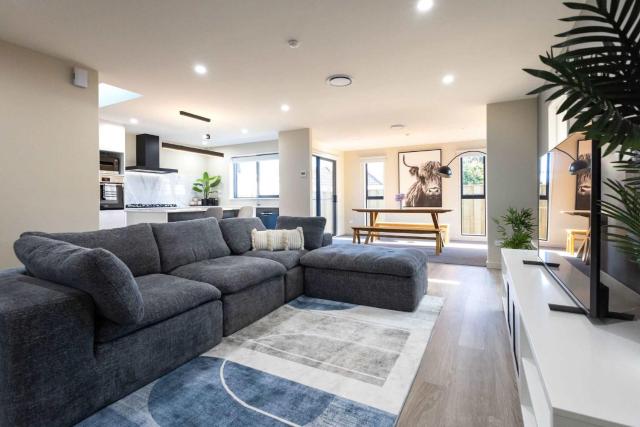 Spacious Family Home Near Airport w Kids Playroom