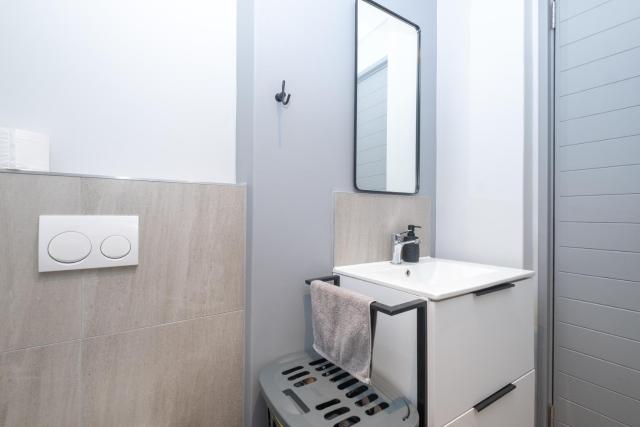 707 Riverlands - 2 Bedroom Apartment with Onsite Parking