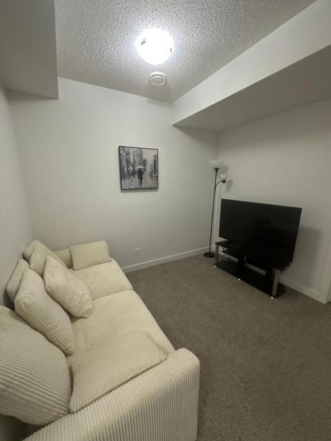 Cozy suite close to Calgary airport