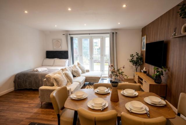 Boutique Two-Bedroom Manchester Apartment Near Old Trafford, Sleeps Six, Free Parking