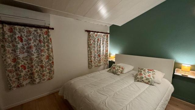 Beach house for 5 with air conditioning, parking & terrace