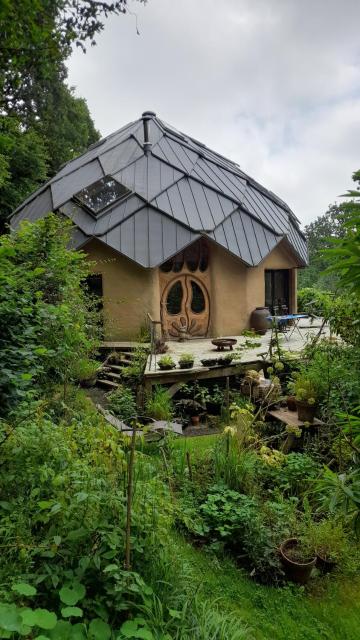 Chambre dans dans habitat partagé en matériaux naturels au cœur d'un parc arboré