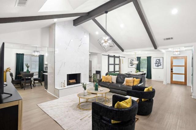 Spacious 5BR Pool Backyard Upscale Dallas Home