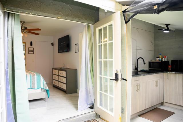 Modern Private Studio w-Kitchen-Near Beach N-Dining FIFA World Cup Ready