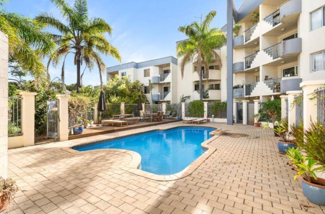 Poolside apartmentking bed parking5 min Freo