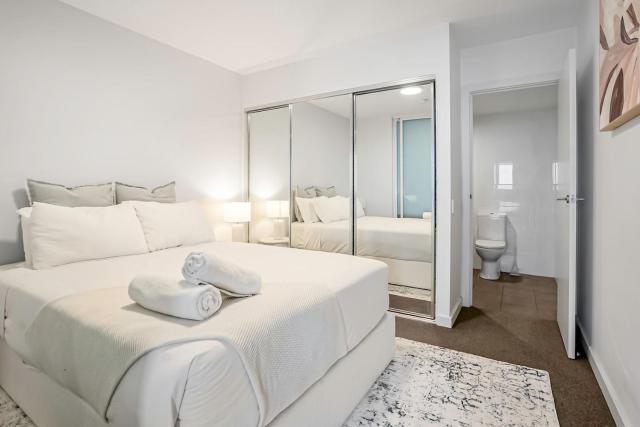2BR CBD Escape-Pool, Gym & 17th floor views