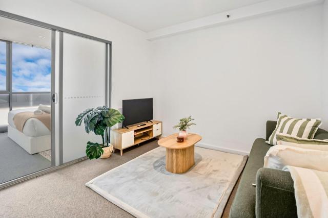 2BR CBD Escape-Pool, Gym & 17th floor views