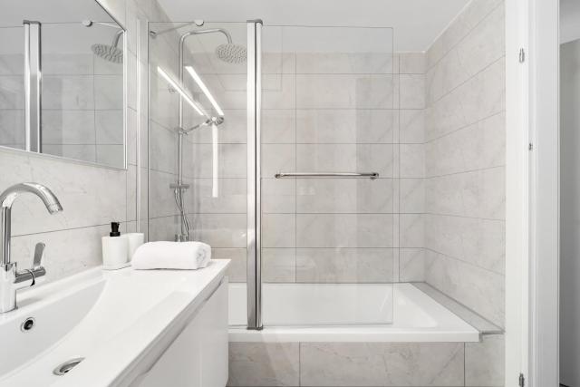 Spacious 4BR w Balcony & Mamad l Bldg Renovation
