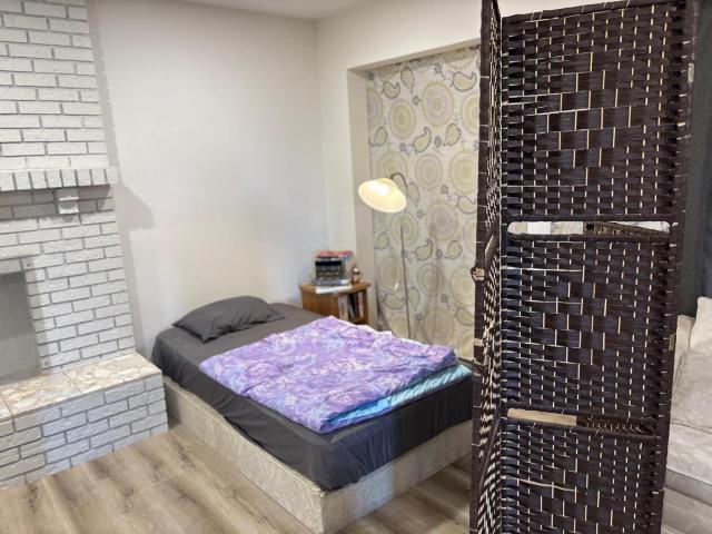 Vancouver Downtown Living Room Stay- Open Room for 3, Free Parking