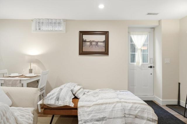 Charming Cozy Lower-Level with 1 Queen Bed & Living room Suite in a Quiet Area