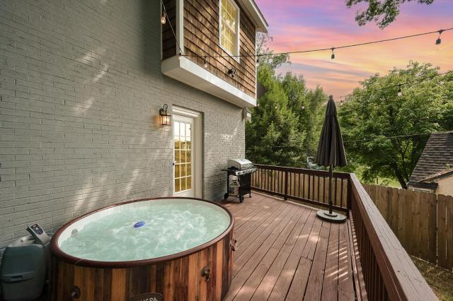 Luxury South End Retreat - Hot Tub - 4 Bedrooms