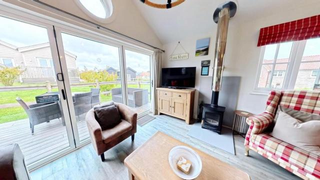 Sunset Lodge - Part of the The Bay Filey Holiday Village with pool, gym and direct beach access, pub, restaurant, tennis and meadows walks