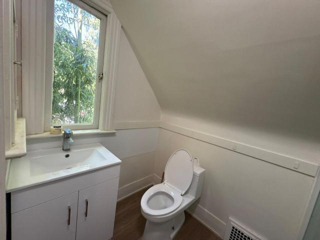 Prime Neighborhood Guest Room - 10 min to Airport - Free Parking