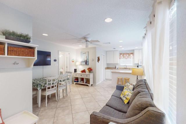 Fun Seahorse condo with gas grill W&D & pool access - walk to West Beach