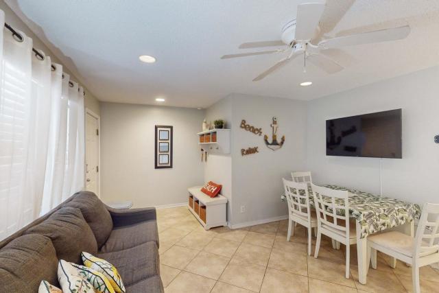 Fun Seahorse condo with gas grill W&D & pool access - walk to West Beach