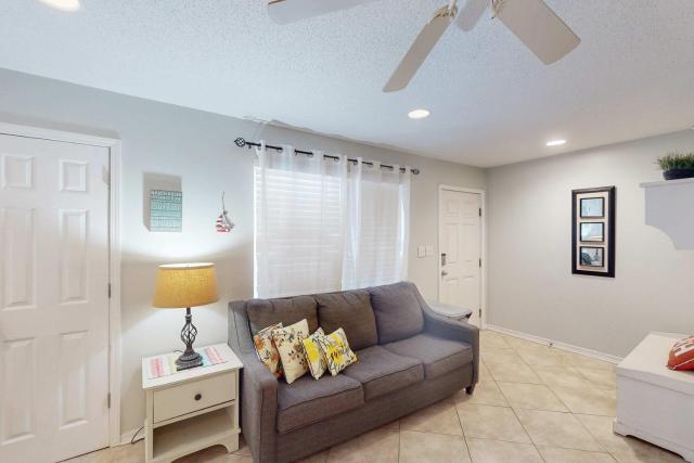 Fun Seahorse condo with gas grill W&D & pool access - walk to West Beach