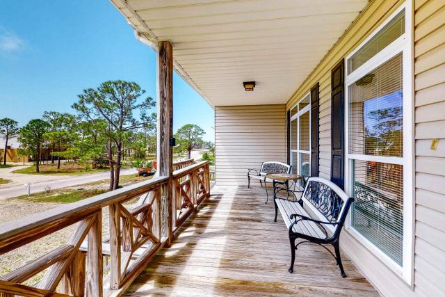 Friendly Duplex with Full Kitchen Central AC Washer Dryer & High-Speed WiFi