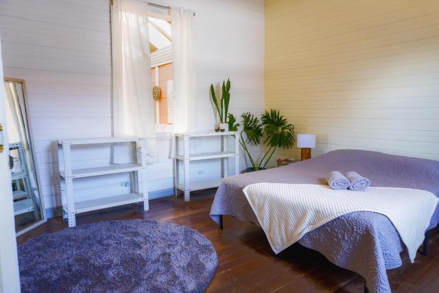 The Nomad Hostel - SJO Airport San Jose 5 min - Private, WiFi & Coffee