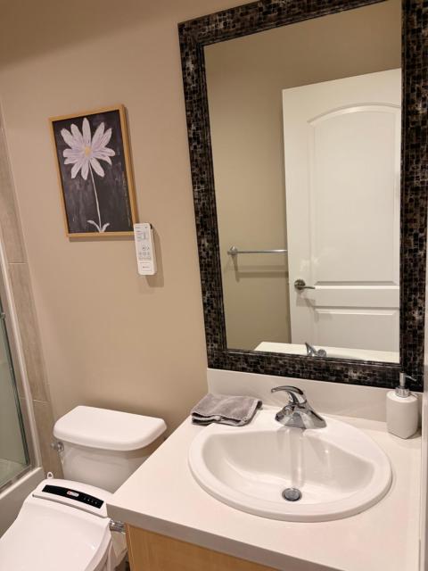 Bright and cozy 1B1B Suite Near YVR, DT, Free parking and Private Entrance