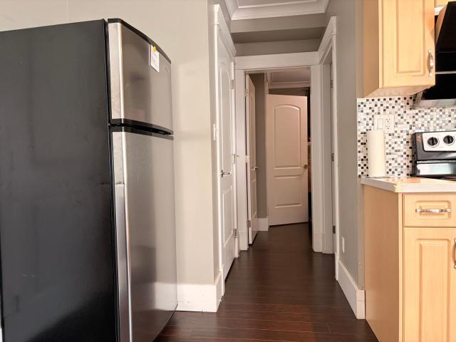 Bright and cozy 1B1B Suite Near YVR, DT, Free parking and Private Entrance