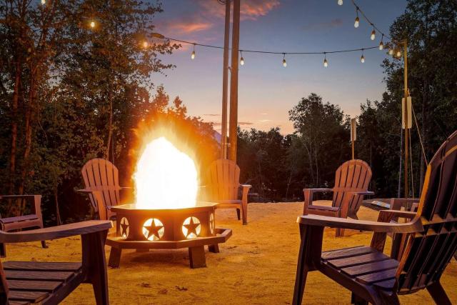 Unique Star Wars-Inspired Vacation Stay with Fire-Pit Lounge near Rock City & Lookout Mountain | Fairview, GA