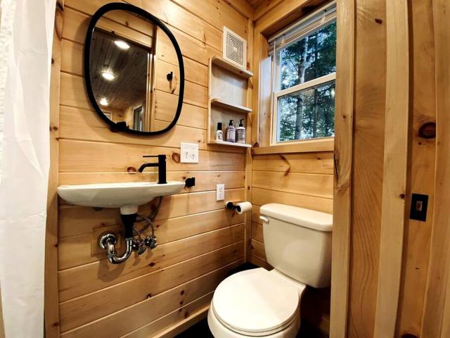 Tiny Luxe Living: Todd, NC Retreat with Hot Tub and Breathtaking Deck Views
