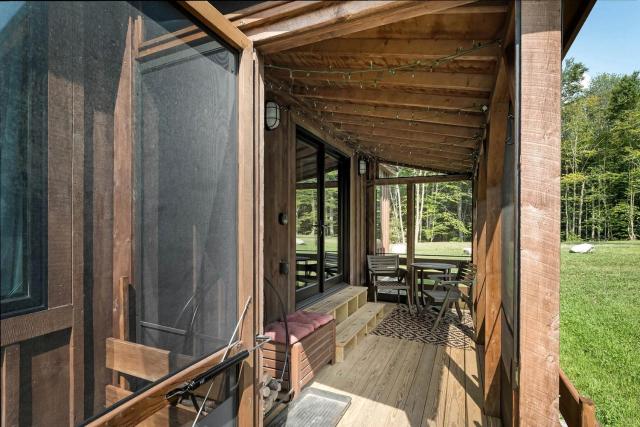 Cozy Chic Cottage with Covered Porch in Vermont