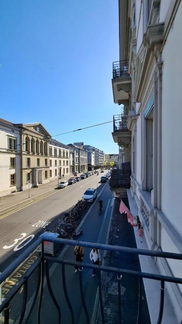 City Views & Spacious Living with Rooftop Terrace
