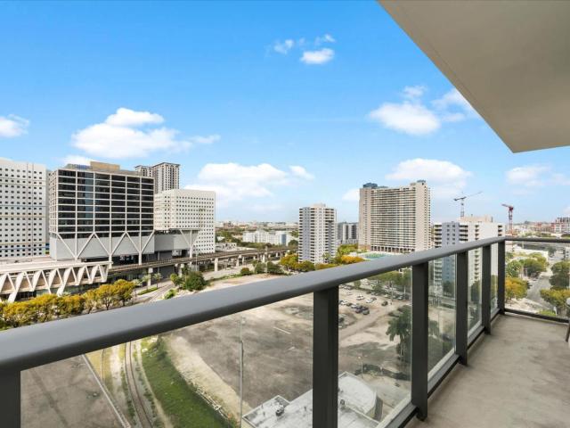 Free Parking & Rooftop Pool Access - Prime Condo