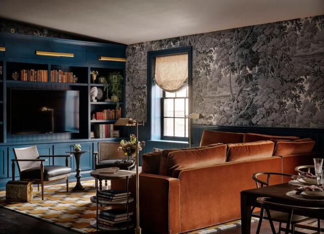 Historic Diplomat Suite w Parking - The Envoy