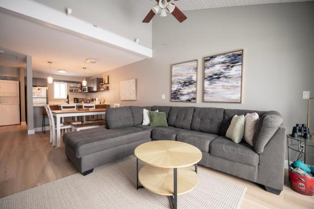 Newly Renovated Condo in Harborside!