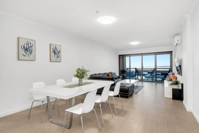 Sub-Penthouse with Marina View by Host Solutions