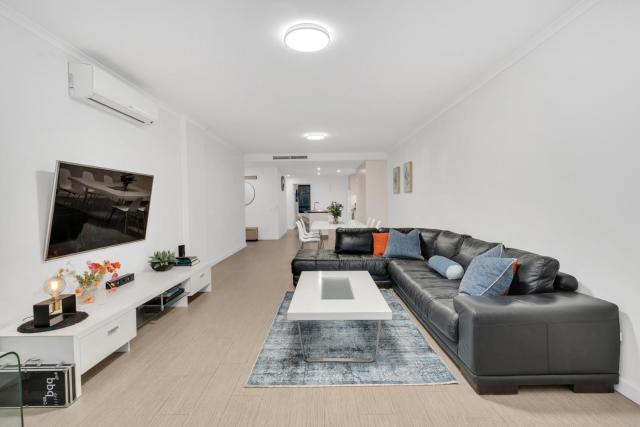 Sub-Penthouse with Marina View by Host Solutions