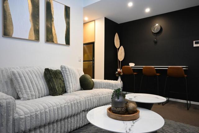 Greenville -Luxury Views-10 Min to Oval & Zoo-Free Parking-Pool-Gym