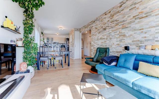 Charming, quiet 2-bedroom apartment with sea view