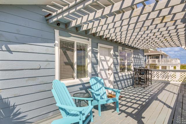 Walk to Gulf: Surfside Beach Home w/ Deck