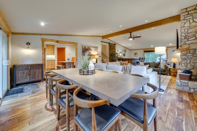 Fire Pit, Chic Deck! Family-Friendly Puyallup Home