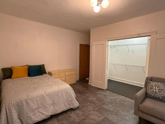 Large 2 Room Studio - Great Transportation