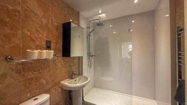 Most Central 2BR Flats in Newcastle City Centre, Opposite Central Station - Sleeps 4-6