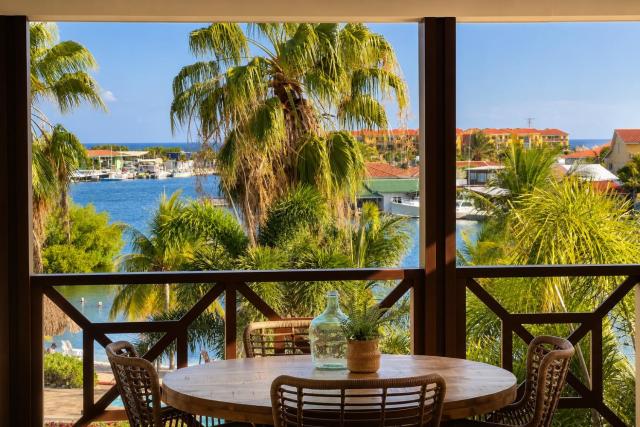 JeVakantie Spanish Water Apartments B7 and C8 with Infinity Pool near Jan Thiel