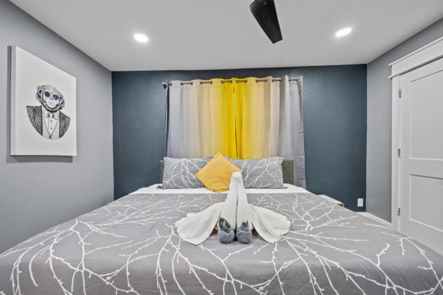 15 Miles from NRG Heights with Pool & Free Park
