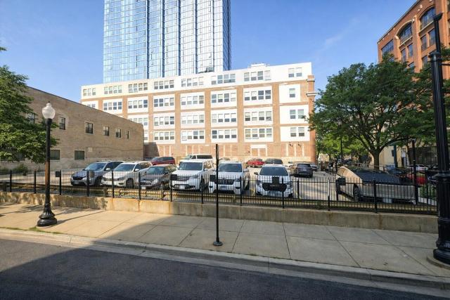 Luxury 6BR Loft Suite Perfect for 12 Guests with Skyline Views, Optional Parking and Gym Access Near McCormick Place and Soldier Field