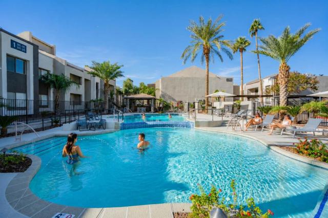 Modern 2BD - Parking, Gym, Pool - Sleeps 8 - 5 Min Casino