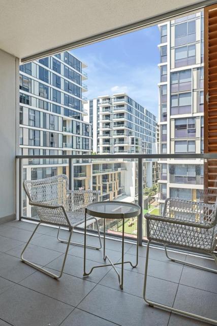 10M Abnb-style 2BR Apartment Near Airport & City with Free Parking